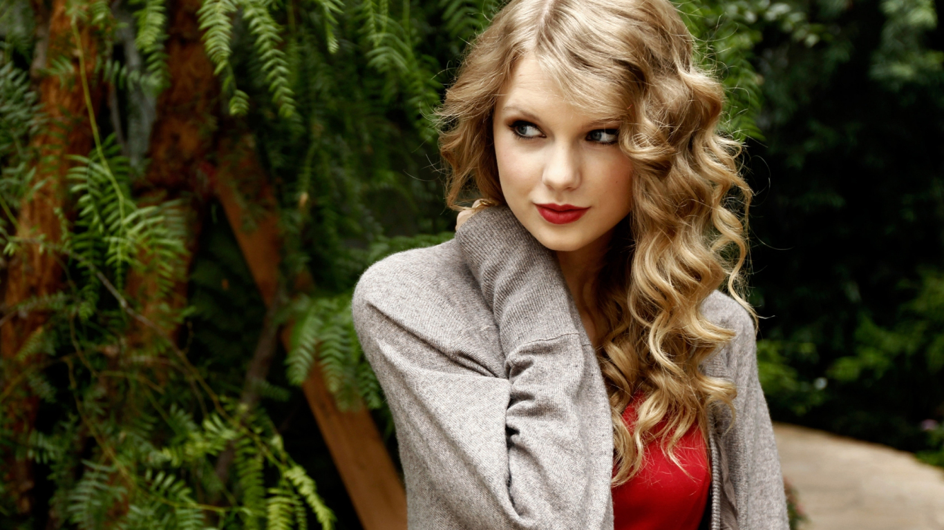 Download 1366x768 Wallpaper American Singer Taylor Swift In Garden Blonde Hair Tablet Laptop 