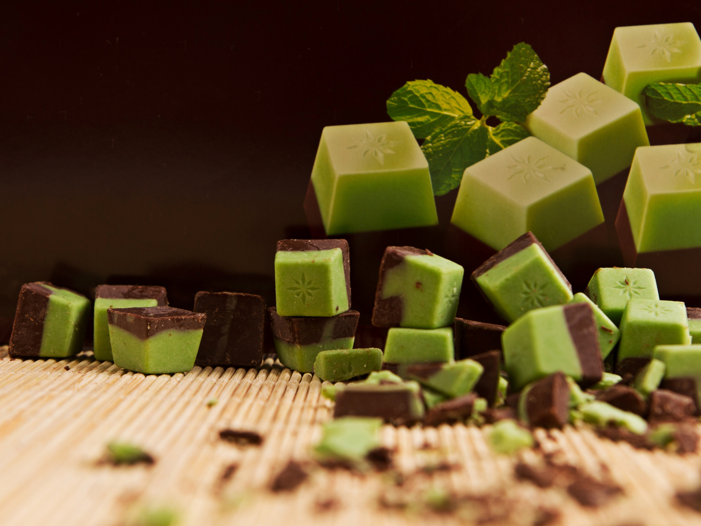 Зеленые сладости. Зеленый шоколад. Зеленые конфеты. Салатовый шоколад. Зеленые конфеты шоколадные.