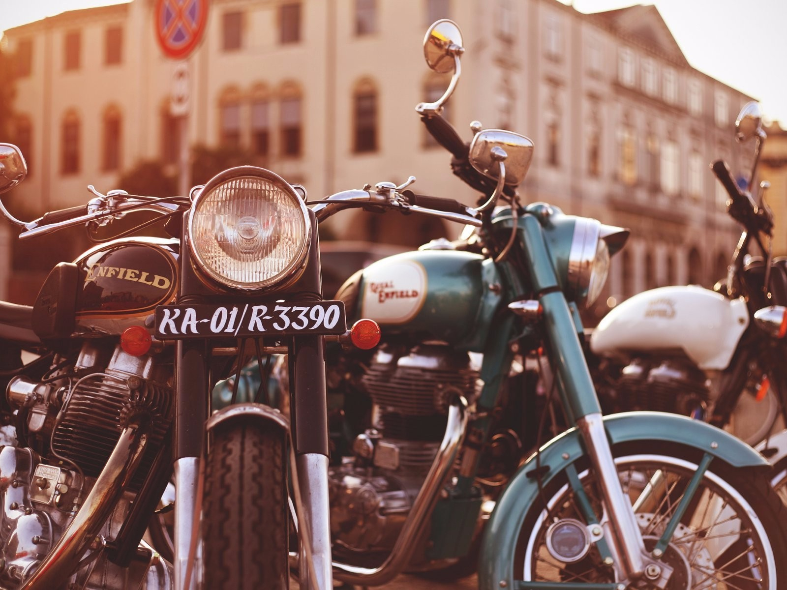 Download 1600x1200 Wallpaper Royal Enfield Motorcycle, Standard 4:3,  Fullscreen, 1600x1200 Hd Image, Background, 3728