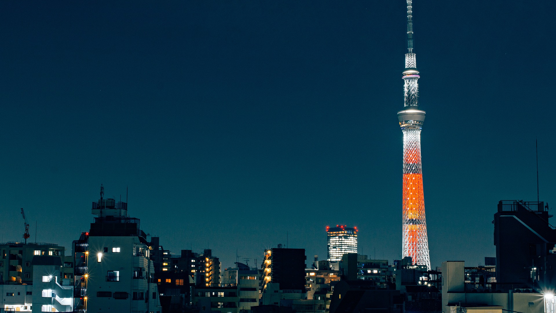 Чуть чуть японии. Токио телебашня Скай три. Небесное дерево Токио. Башня Улунь Япония. Япония башня завод в городе.