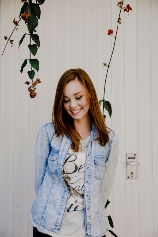 320x480 wallpaper Smile, red head, woman, jeans shirt