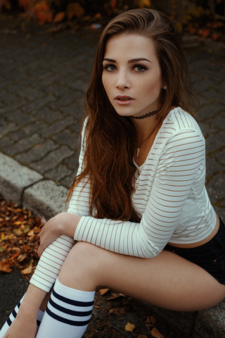 320x480 wallpaper Short jeans, sit, footpath. girl model