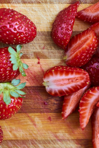 320x480 wallpaper Close up, slices, strawberry, fruits