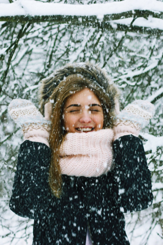 320x480 wallpaper Winter, snowfall, girl model, outdoor
