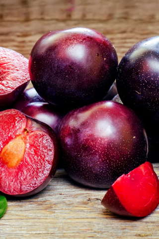 320x480 wallpaper Plums, ripe, slices, fruits