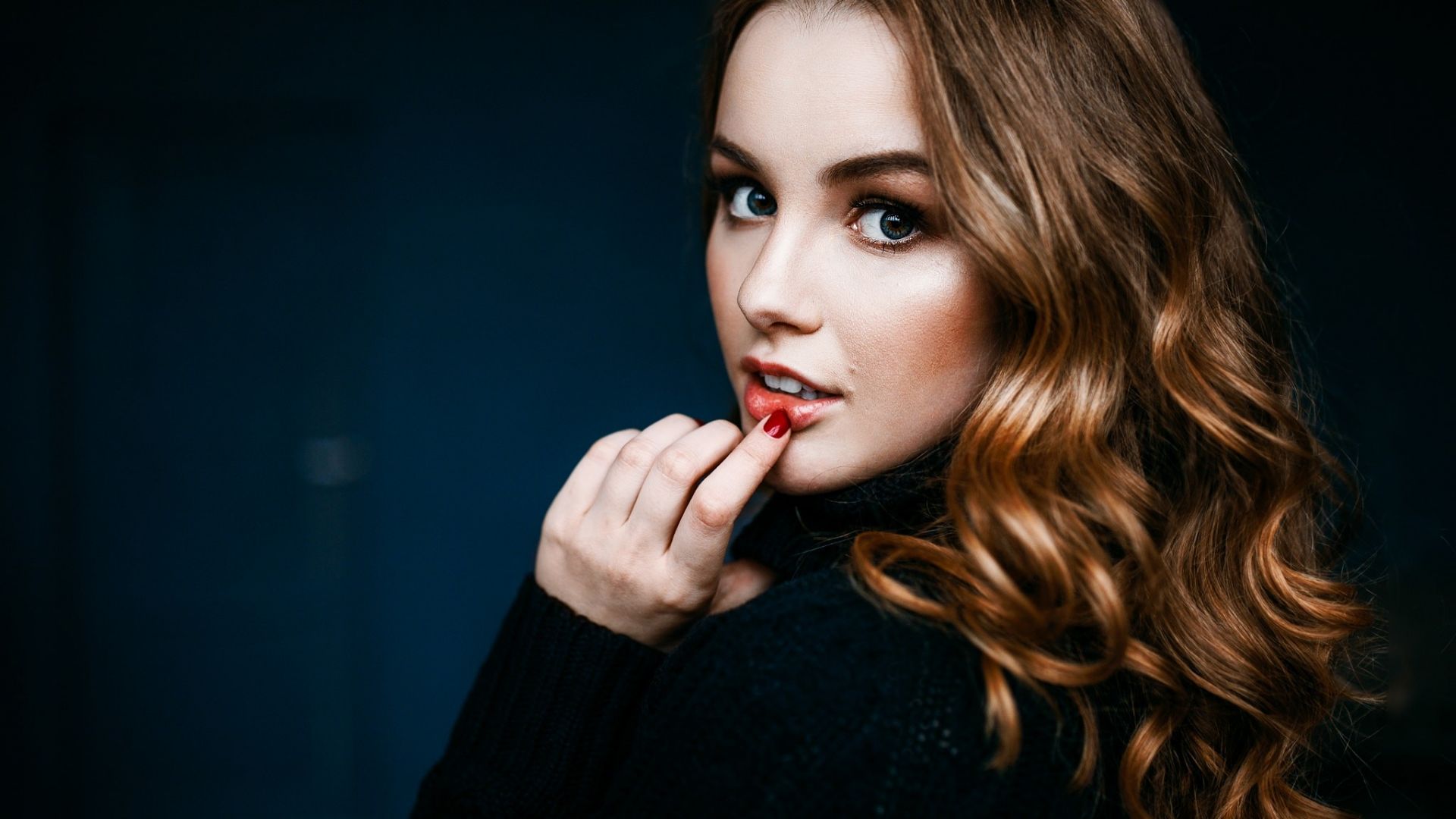 Wallpaper Julia Tavrina, model, blonde, finger on lips