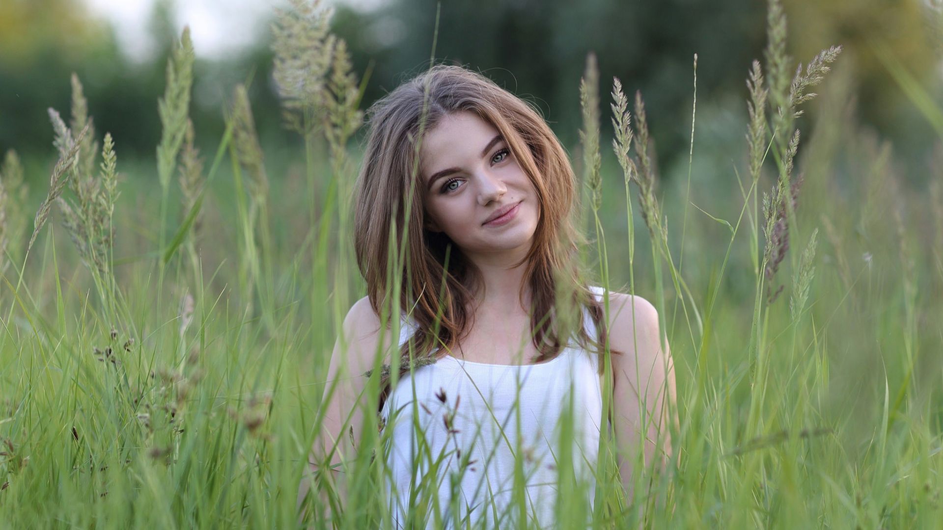 Wallpaper Smiling face of girl, grassland