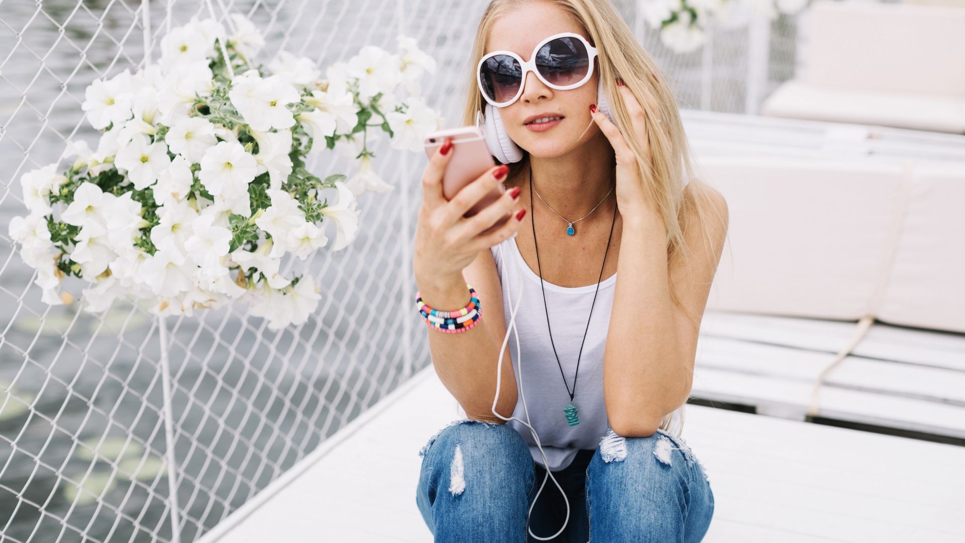 Wallpaper Blonde, girl model, sunglasses, listening music