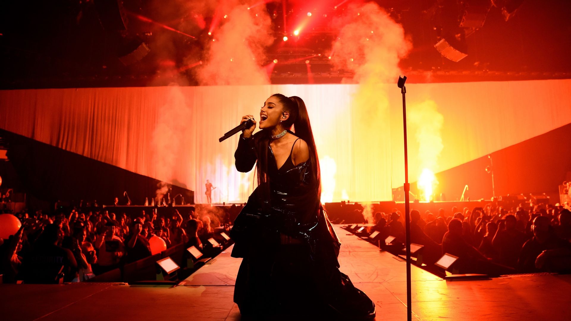 Wallpaper Ariana grande, live performance on stage, singing, 4k