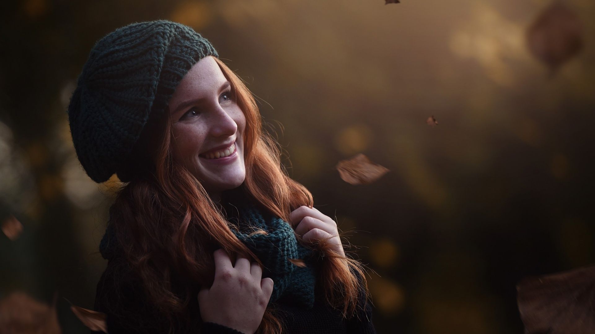 Wallpaper Red head, smiling face, outdoor, fall