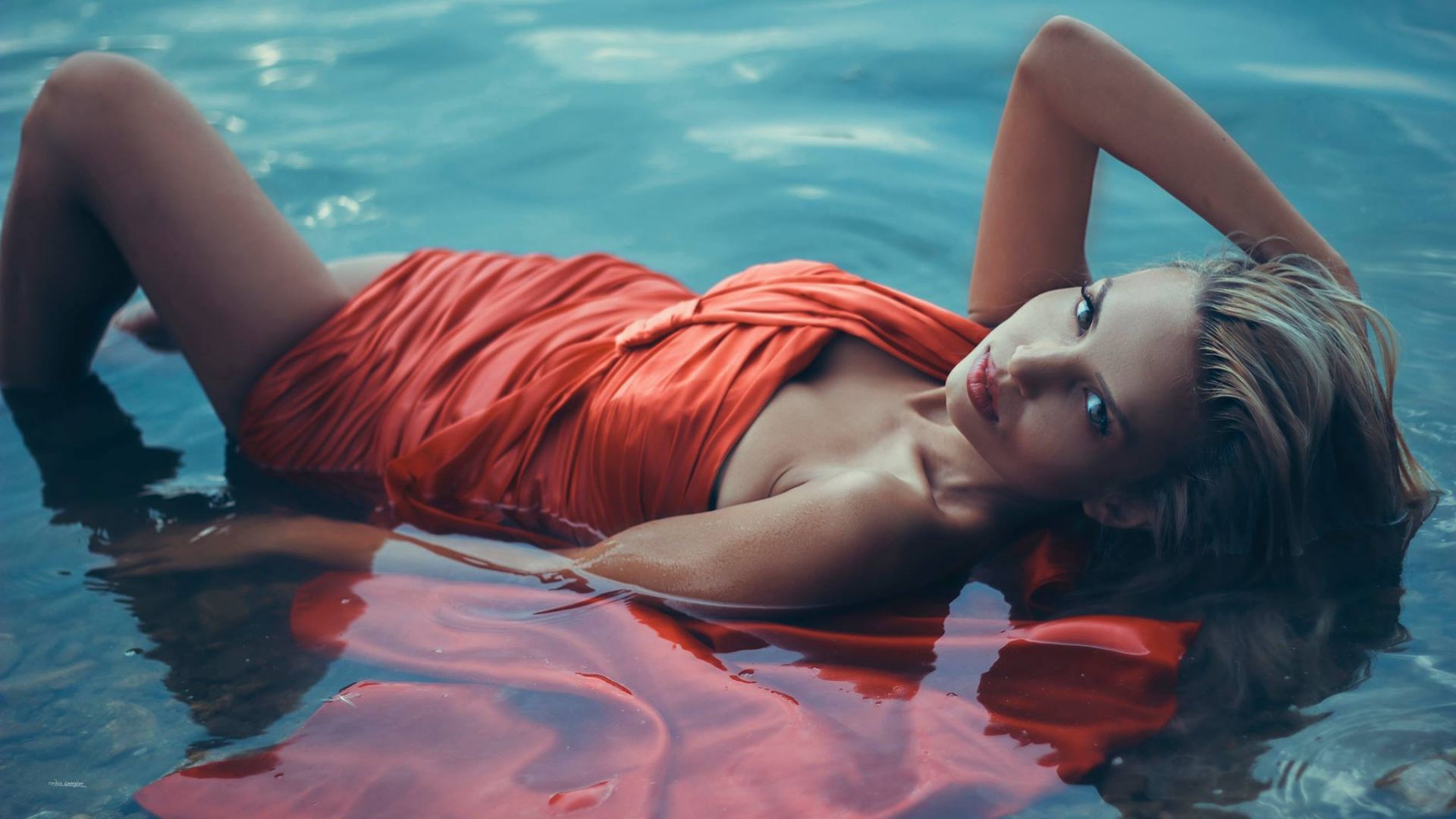 Wallpaper Lying down in water, wet body, girl model