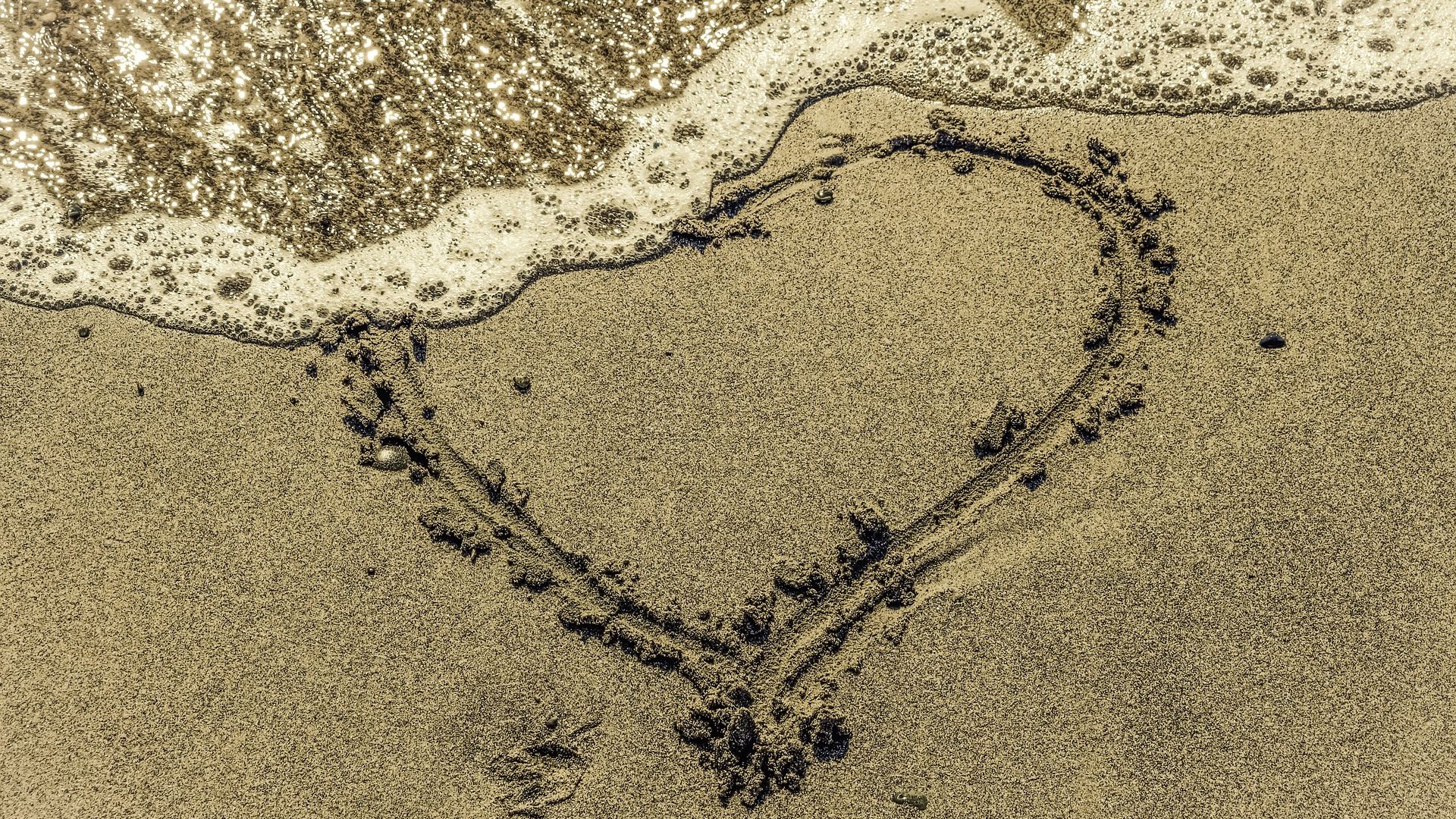 Wallpaper Faded heart at beach, sea waves