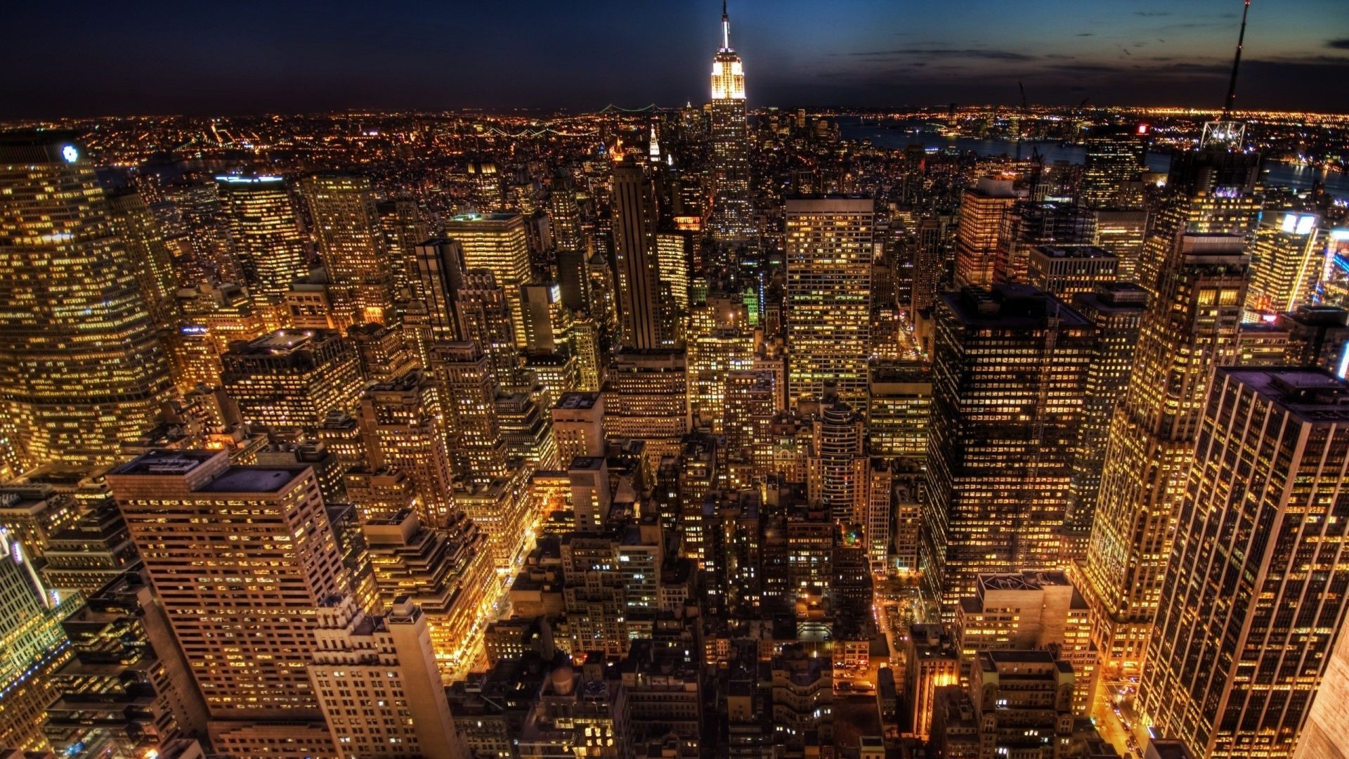 Hình nền New York City vào đêm sẽ khiến bạn ngất ngây với những đường sáng sáng lấp lánh. Bằng cách hiển thị ánh đèn phố vào đêm thanh, bạn sẽ cảm nhận được tính sống động của thành phố này, giống như khi bạn đang lang thang trên đường phố New York vào buổi tối như một chuyên gia bản đồ.