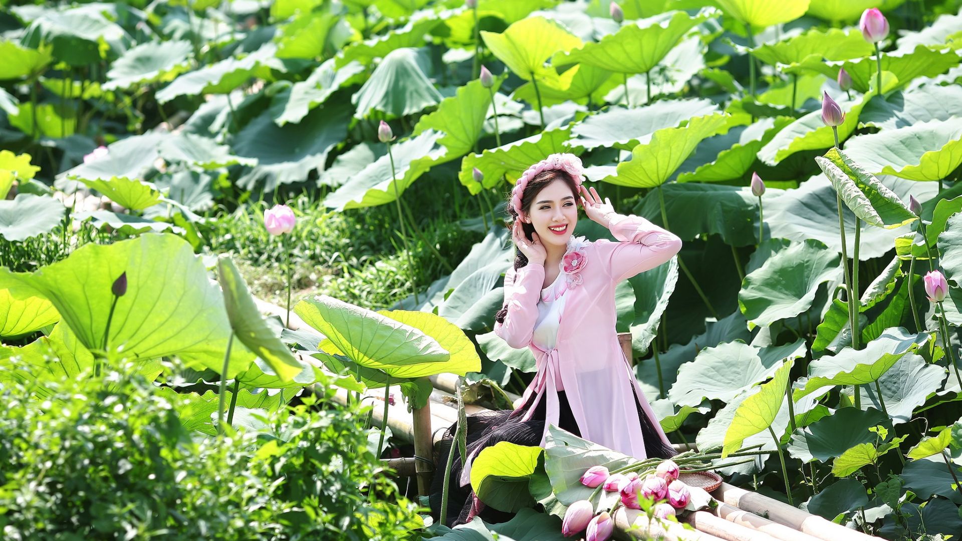 Wallpaper Louts, flowers, big leaves, Asian, girl model, smile