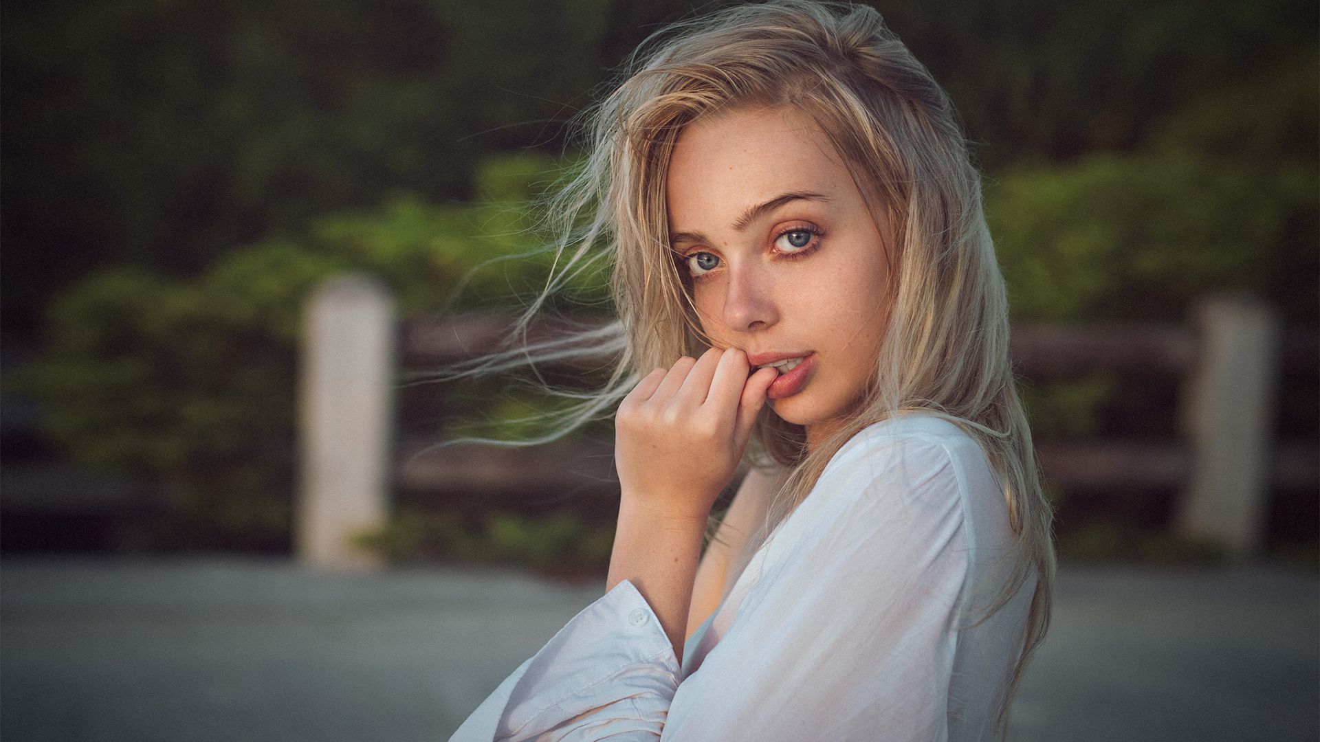 Wallpaper Fingers in mouth, blonde, stare, girl model