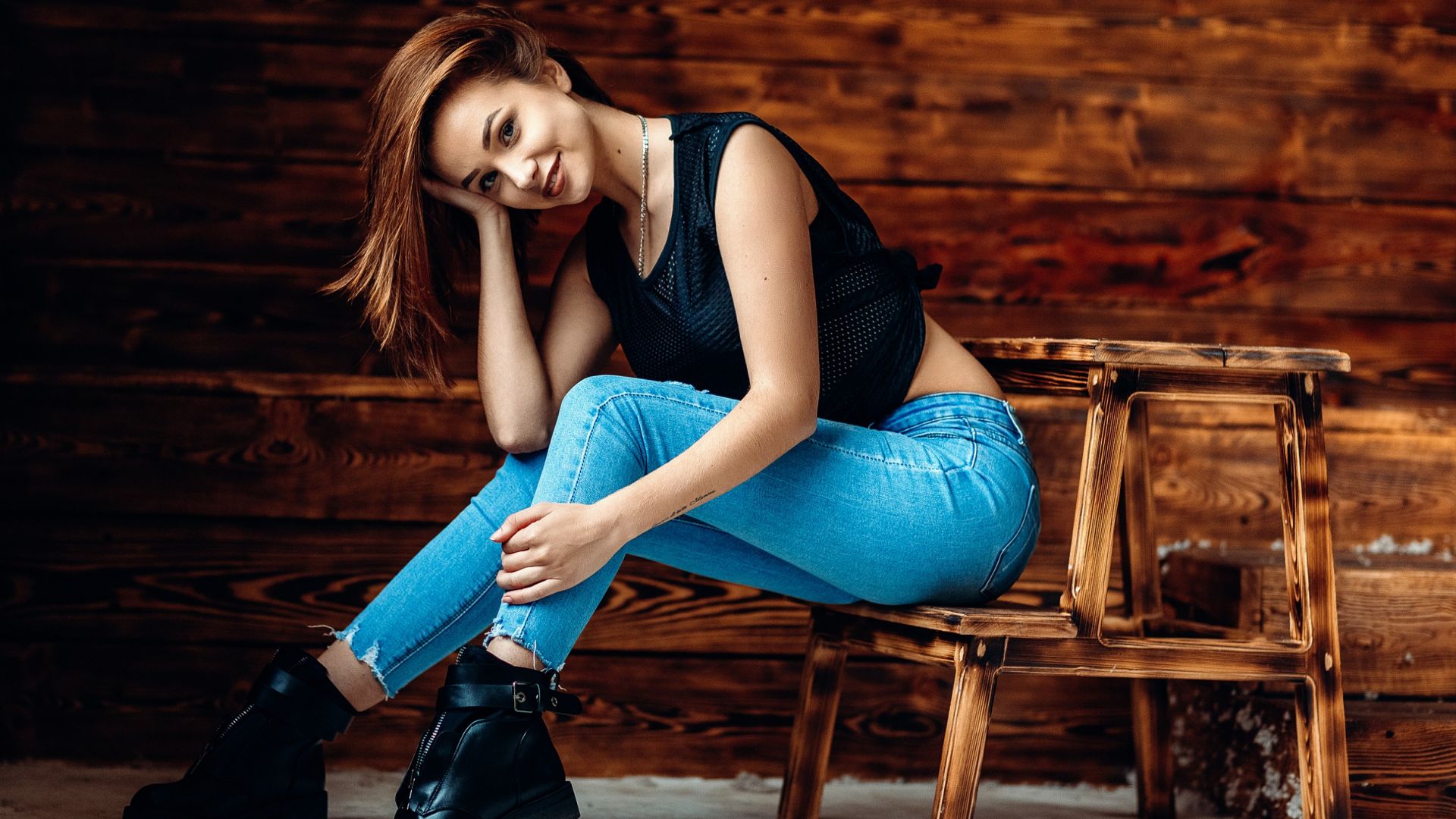 Wallpaper Smiling face, sitting, blue jeans, girl model