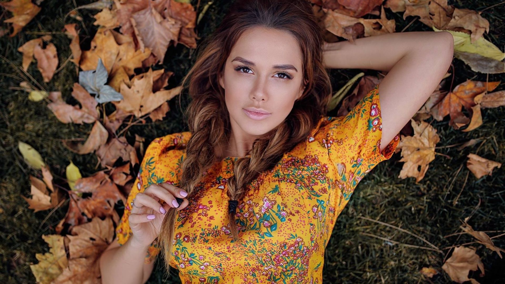 Wallpaper Autumn, leaves, lying down, girl model