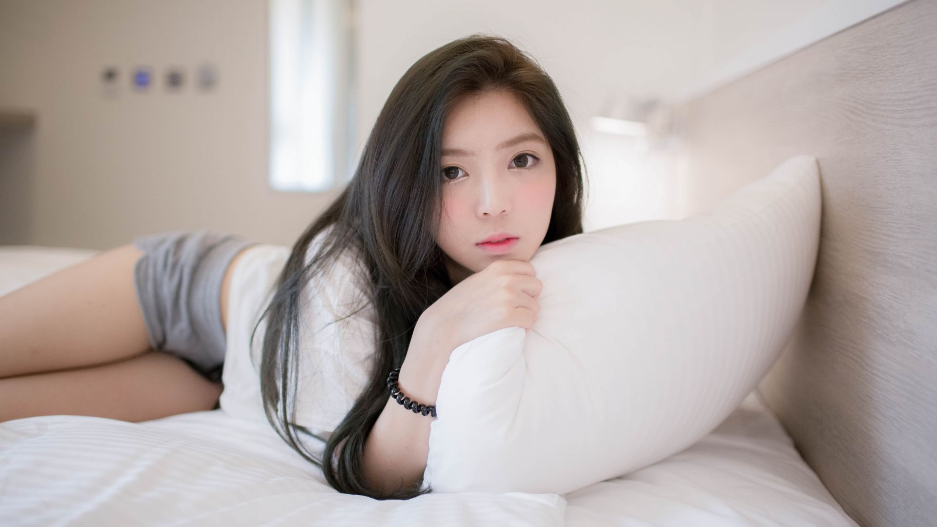 Wallpaper Bed, Asian model, cute