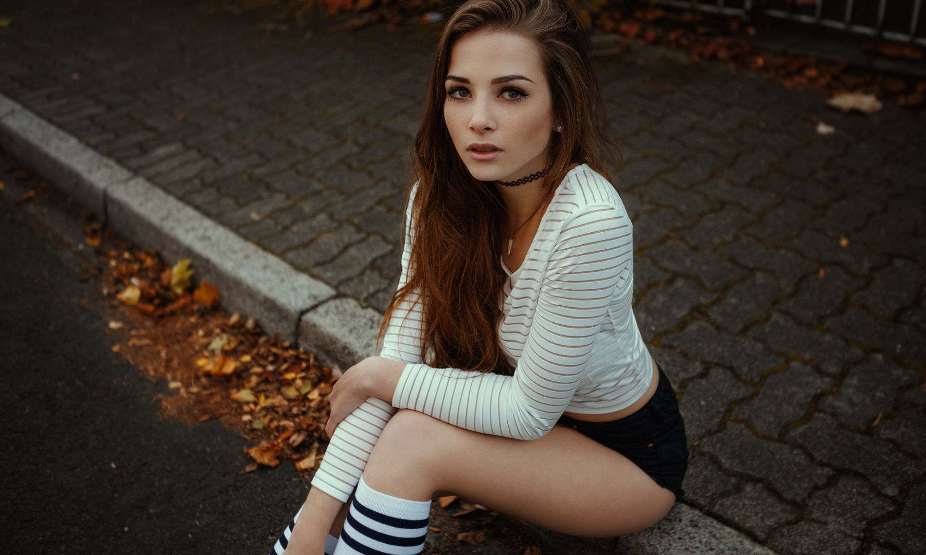 Wallpaper Short jeans, sit, footpath. girl model