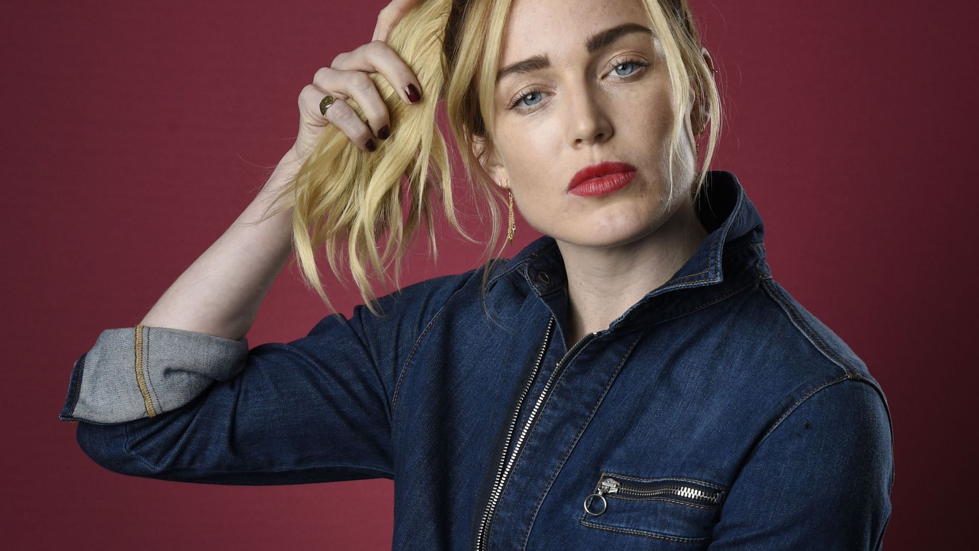 Wallpaper Caity lotz, jeans, play with hair