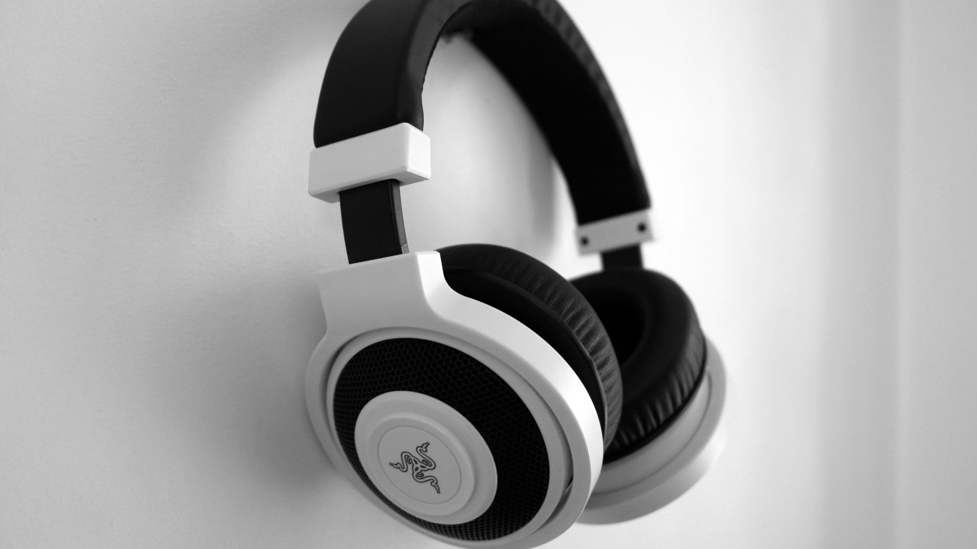 Wallpaper Razer headphones, monochrome