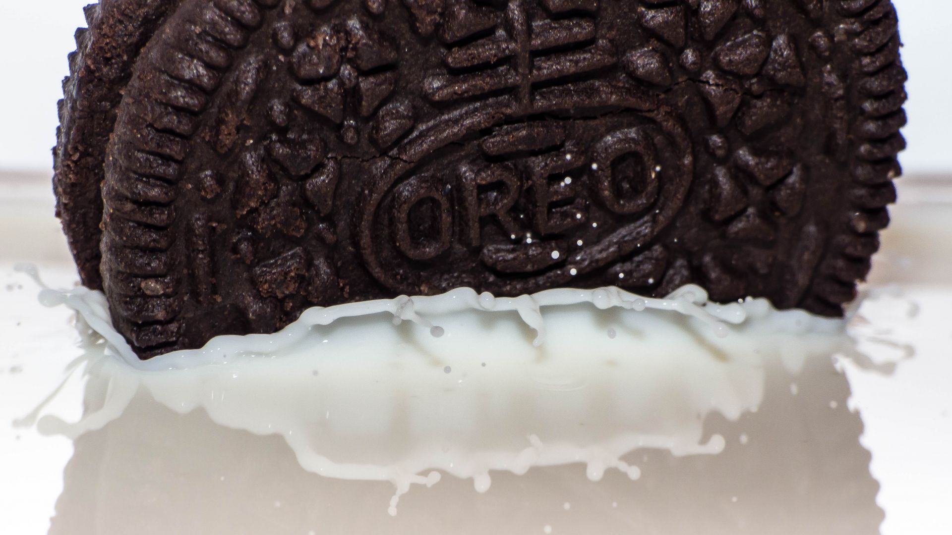 Wallpaper Oreo cookie, milk, close up