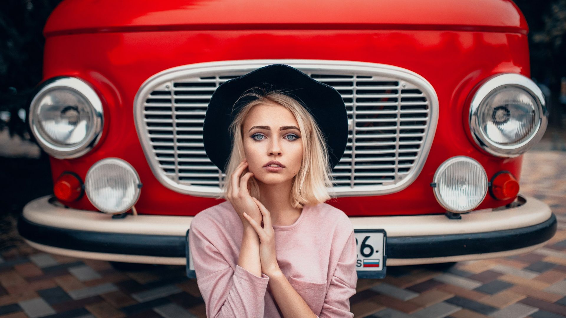 Wallpaper Blue eyes, red car, girl model