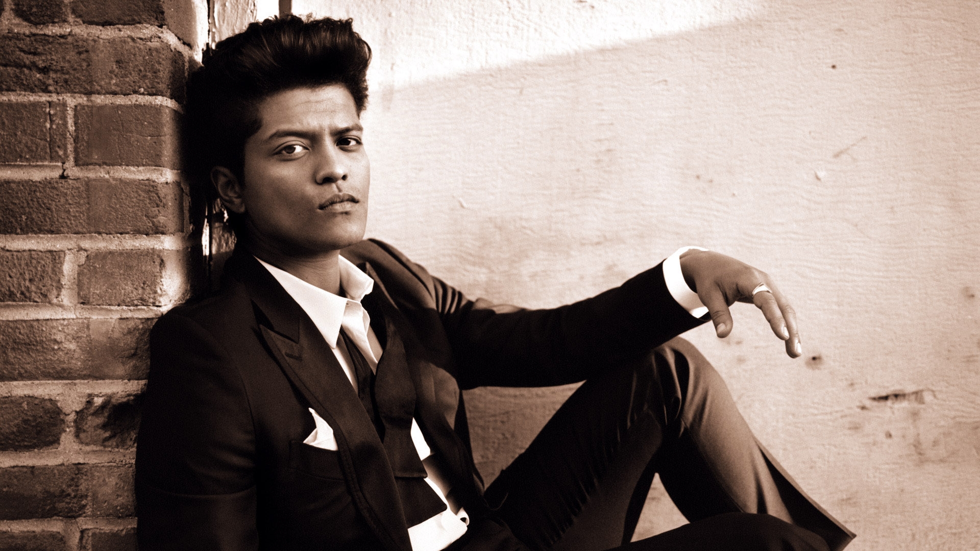 Wallpaper Singer Bruno Mars, sitting, sepia