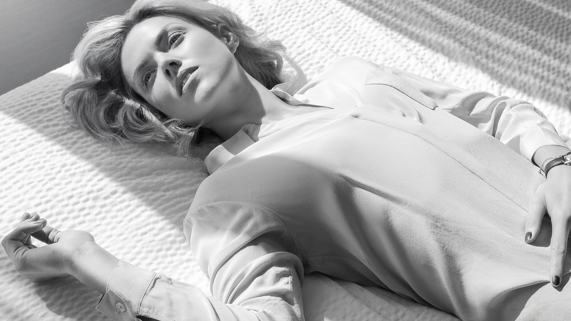 Wallpaper Erin richards, lying down, actress, monochrome