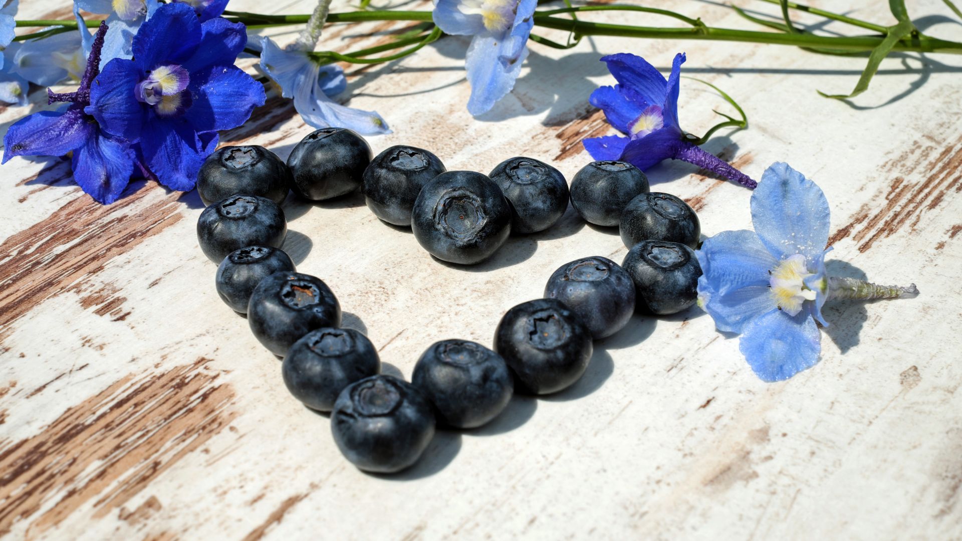 Wallpaper Blueberries, flowers, heart shape