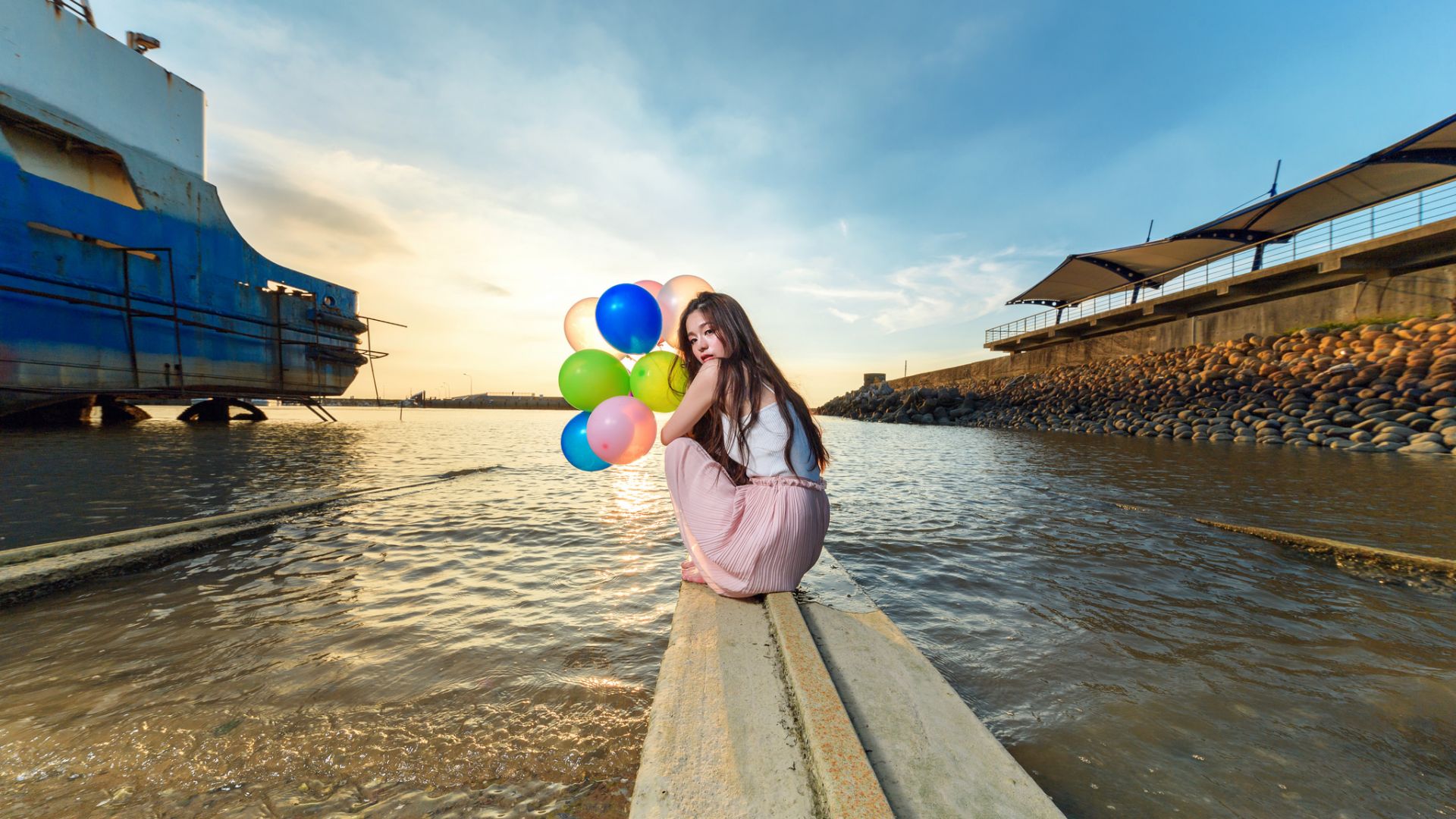 Wallpaper Girl at coast, balloons, brunette