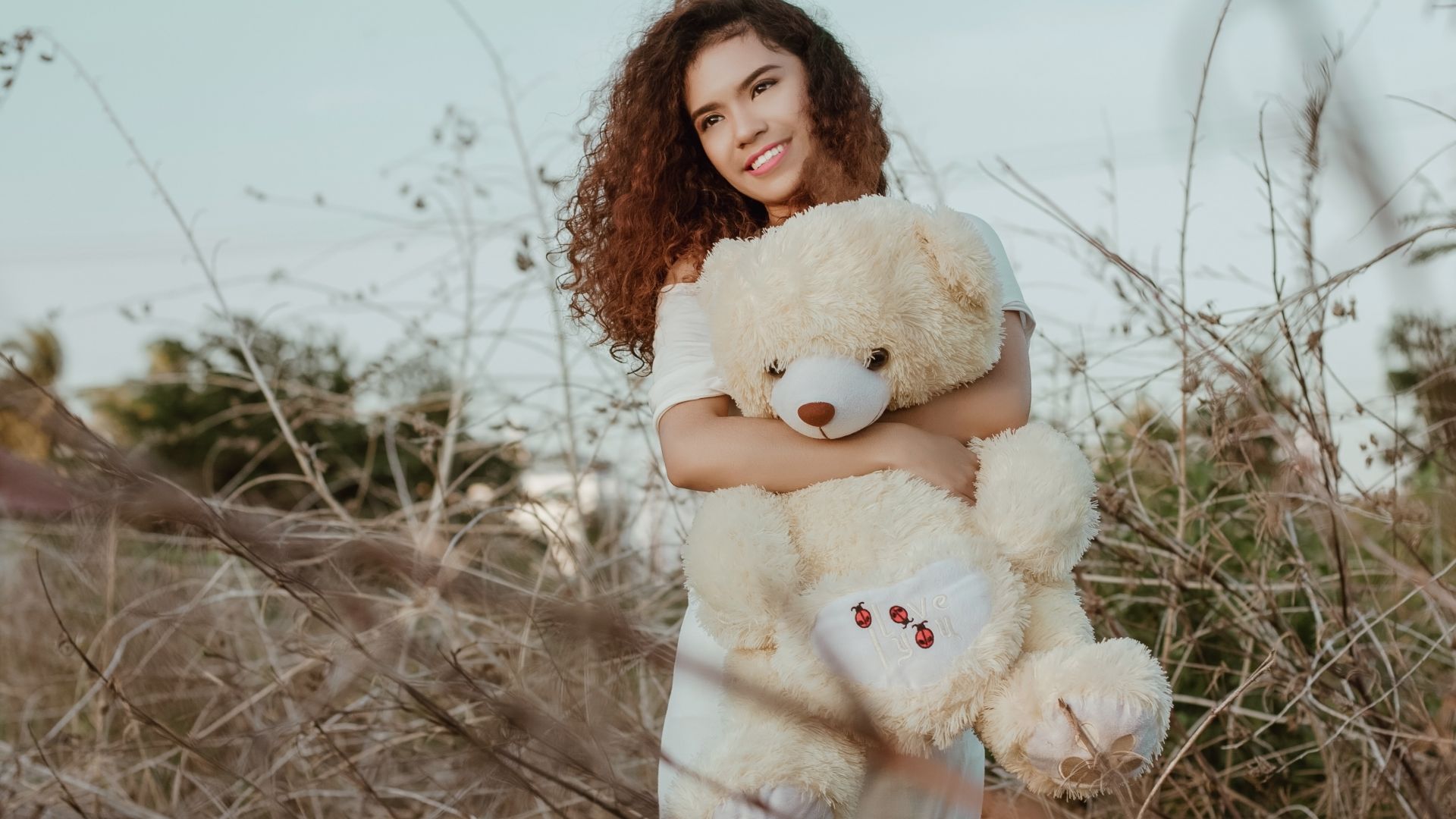 Wallpaper Red head, girl model, outdoor, teddy bear