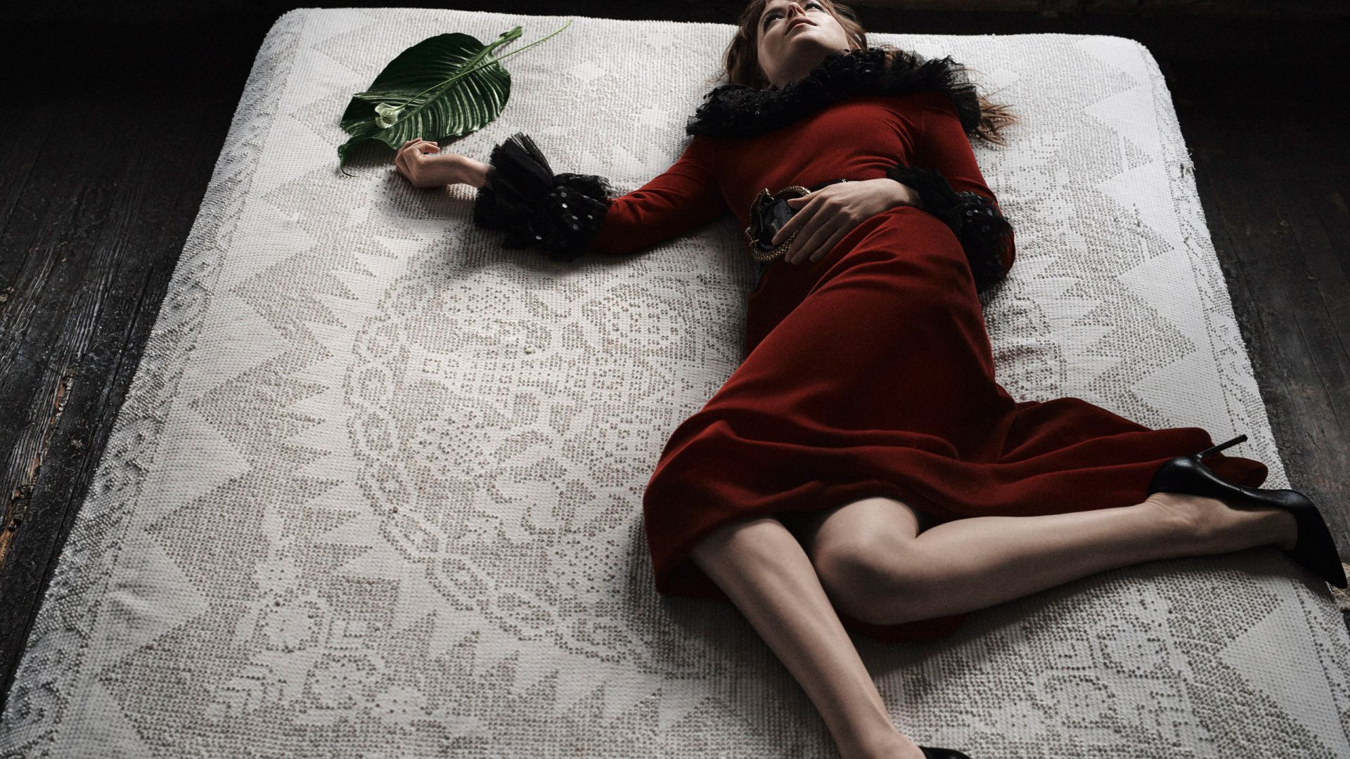 Wallpaper Dakota Johnson, lying down, leaf