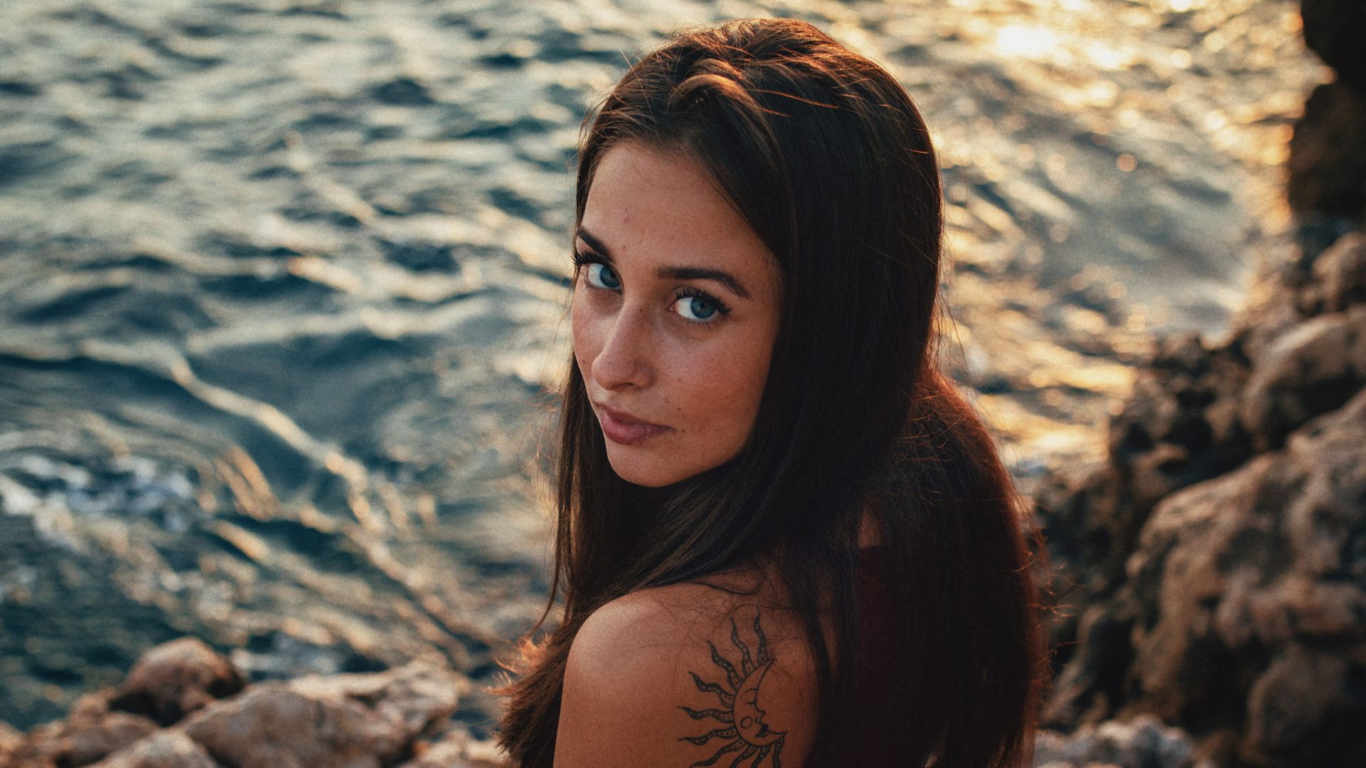 Wallpaper Blue eyes, girl model, looking back, tattoo