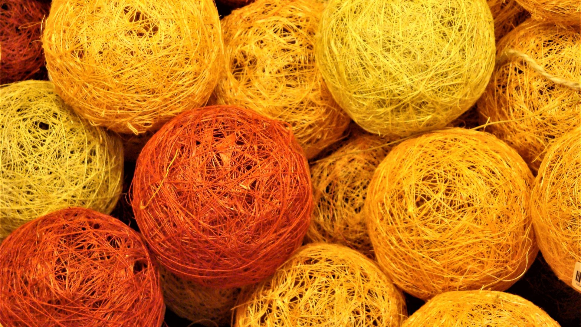 Wallpaper yellow yarn balls, weaving
