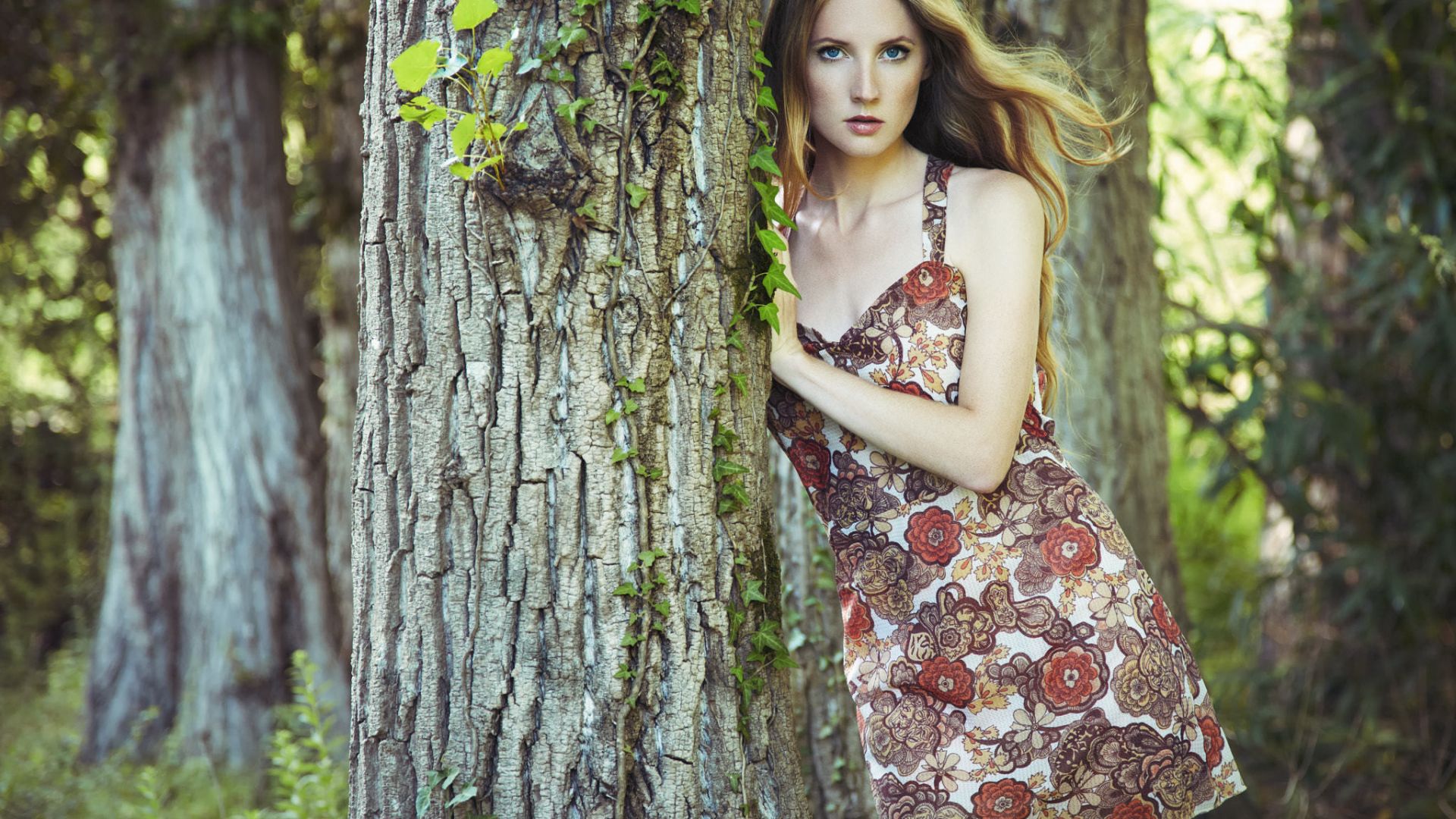 Wallpaper Leaning to tree, girl model, blue eyes, outdoor