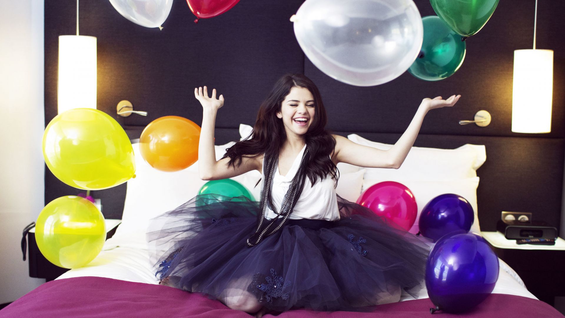 Wallpaper Selena gomez, fun, balloons