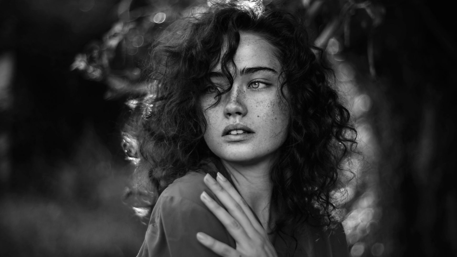 Wallpaper Curly hair, girl model, outdoor, monochrome