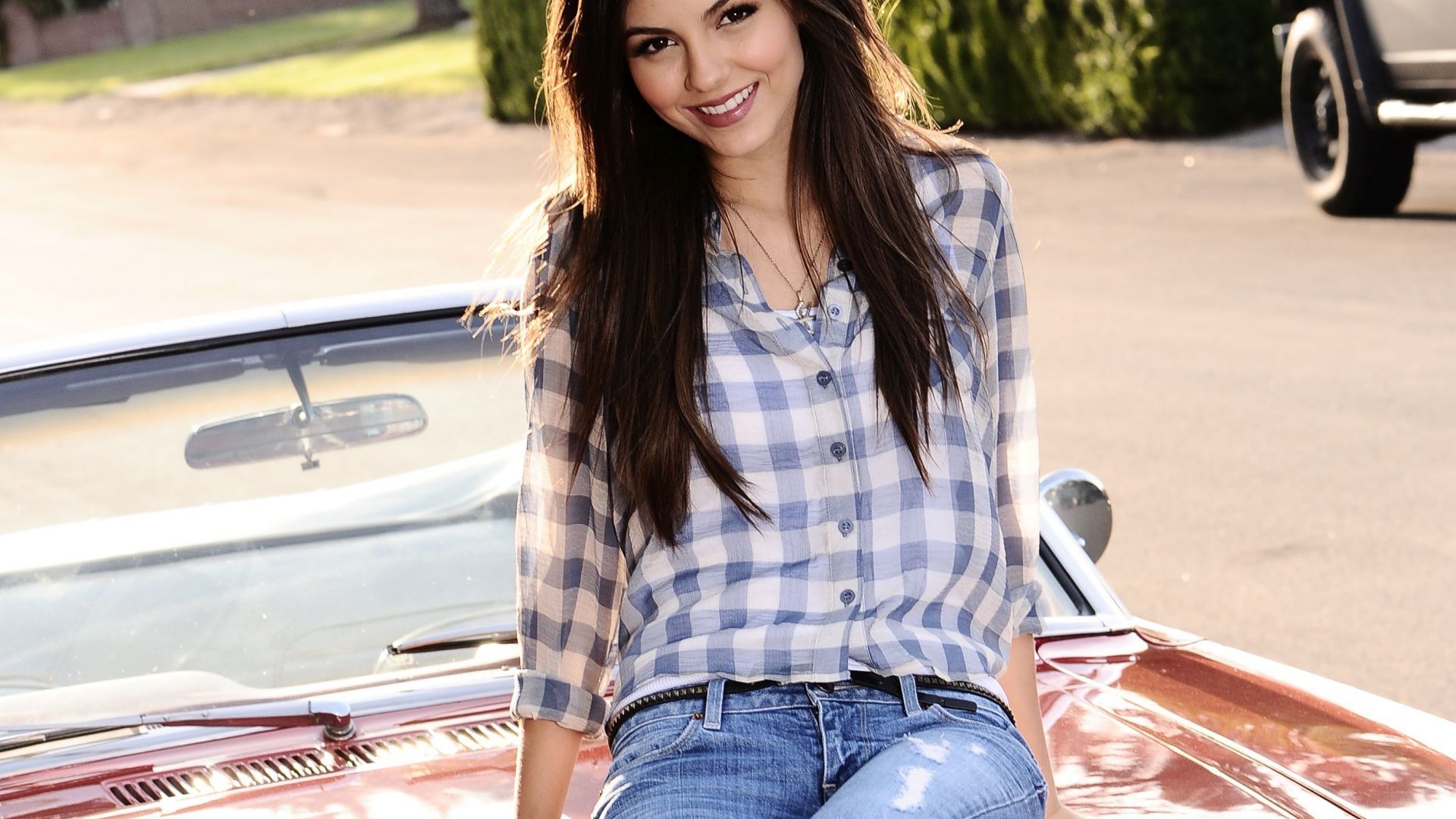 Wallpaper Victoria justice, sitting on car, jeans