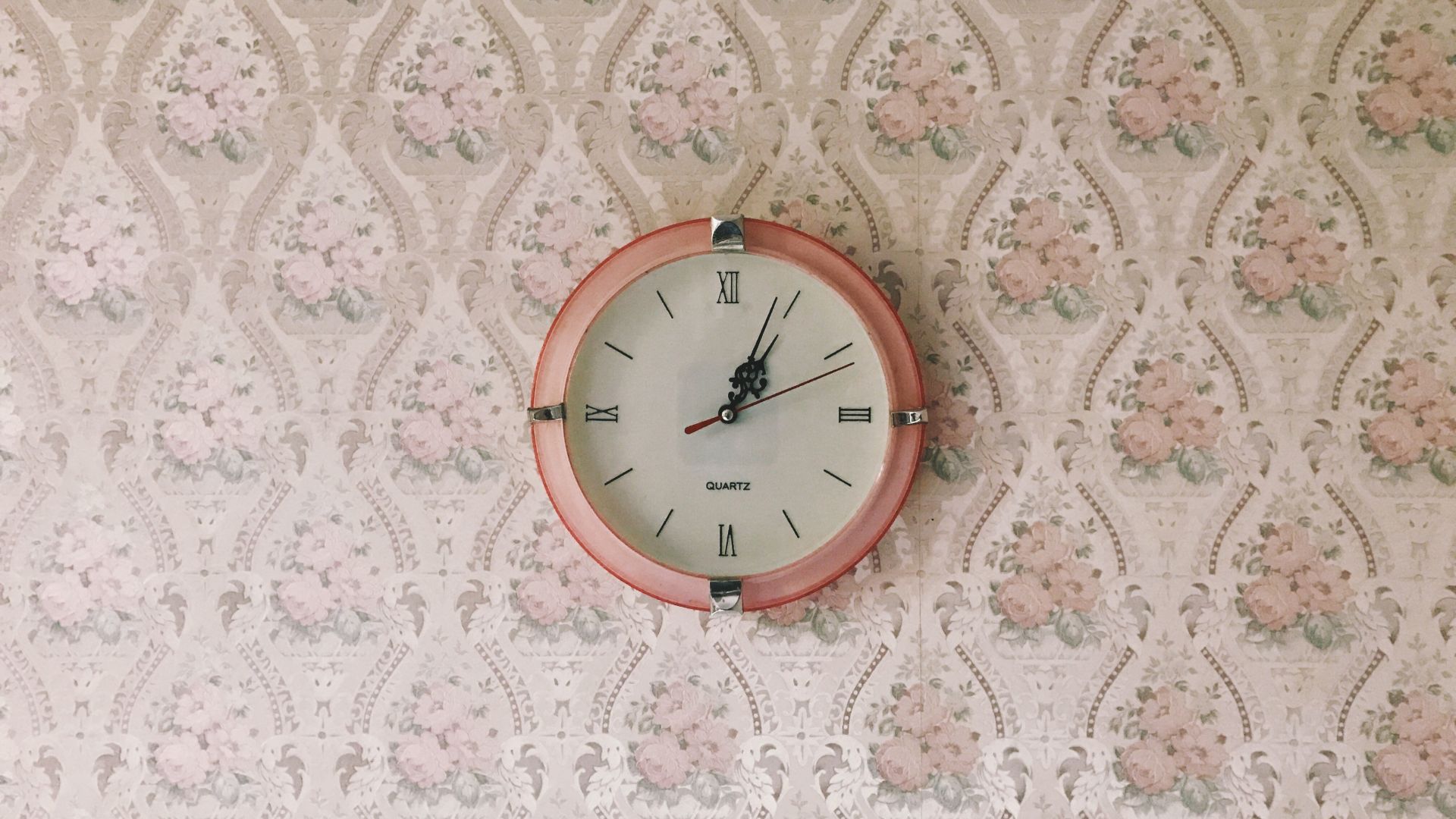 Wallpaper Clock on wall minimal