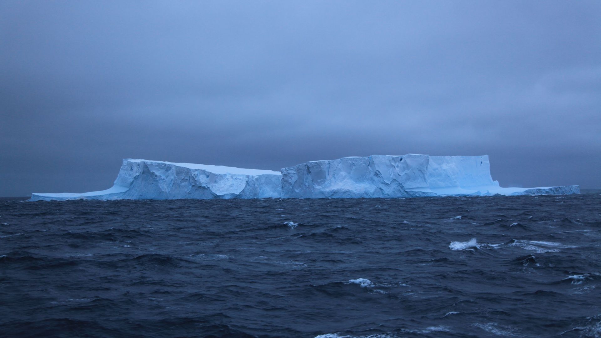 Wallpaper Icebergs in the southern ocean