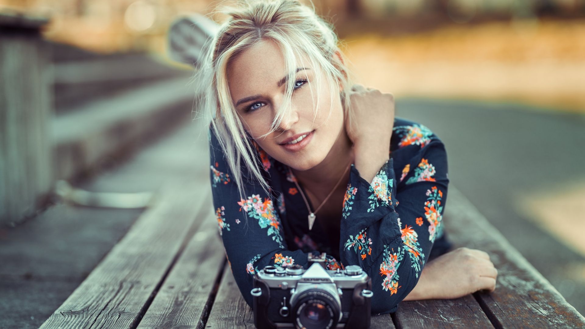 Wallpaper Camera, blonde, lying down