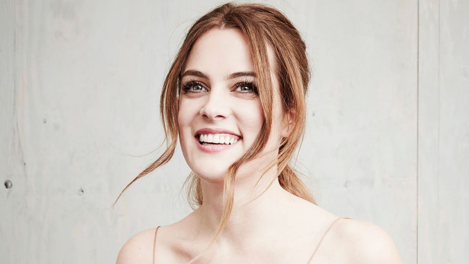 Wallpaper Smiling face of Riley Keough, celebrity