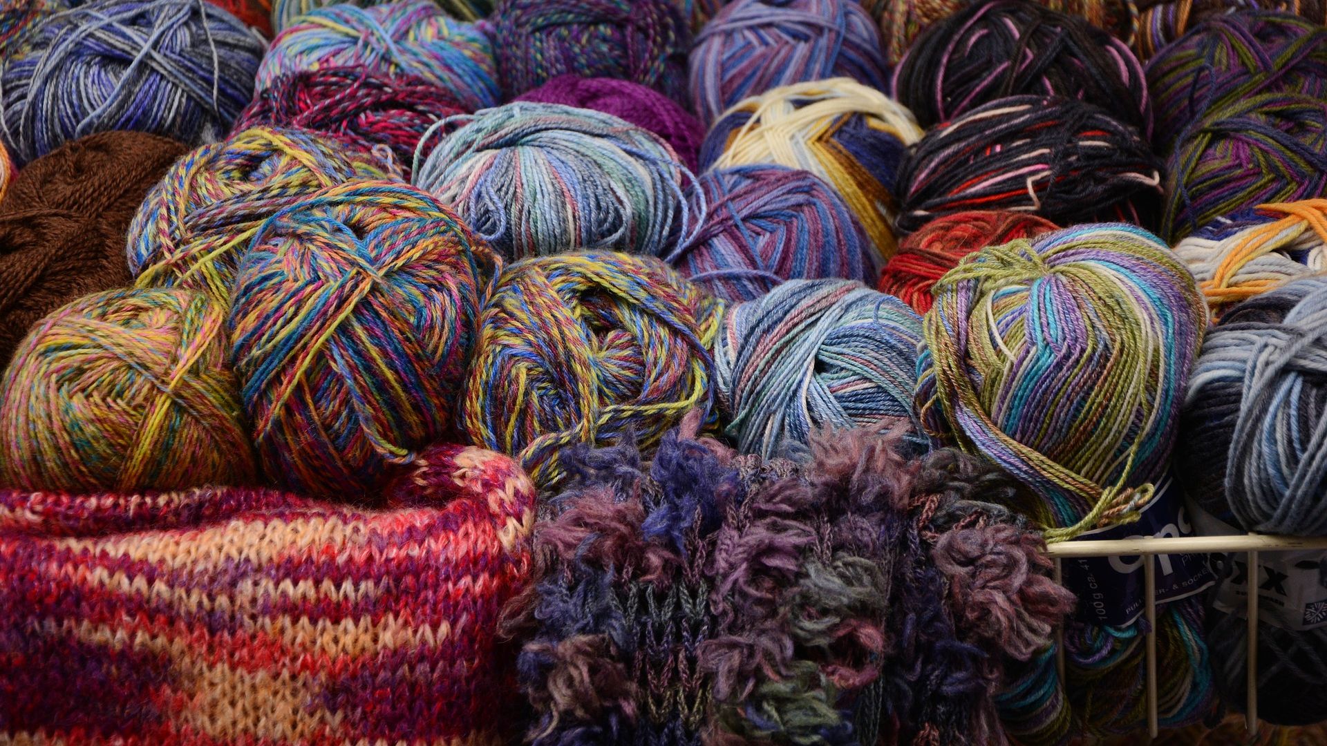 Wallpaper Colorful wool, ball