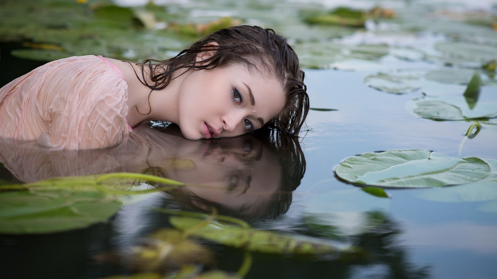 Wallpaper Asian beautiful girl model in pond