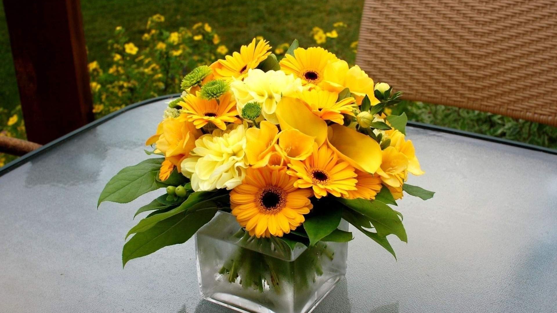 Wallpaper Yellow flowers in vase