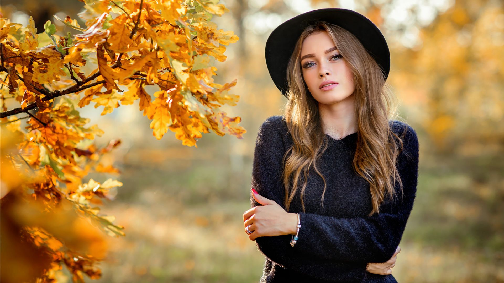 Wallpaper Crossed arms, girl model, outdoor, autumn