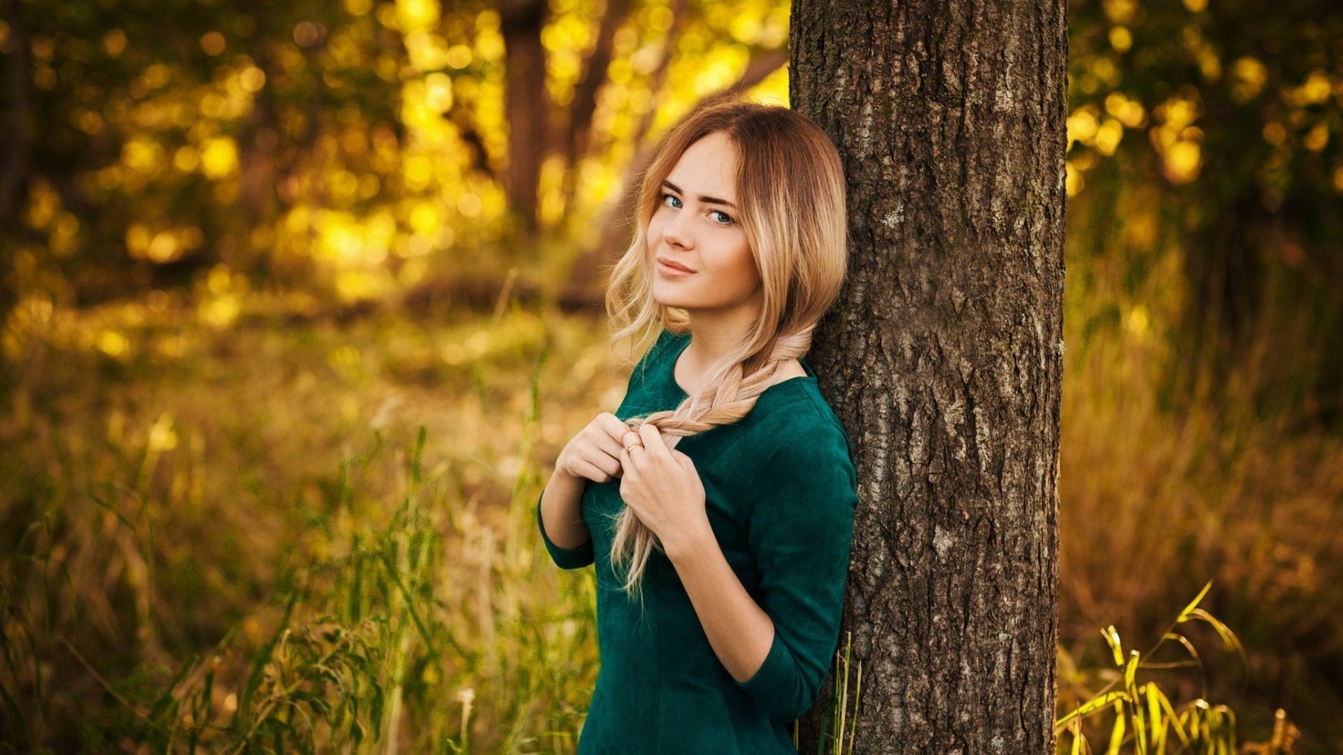 Wallpaper Girl, leaning to tree, smile, blonde, model