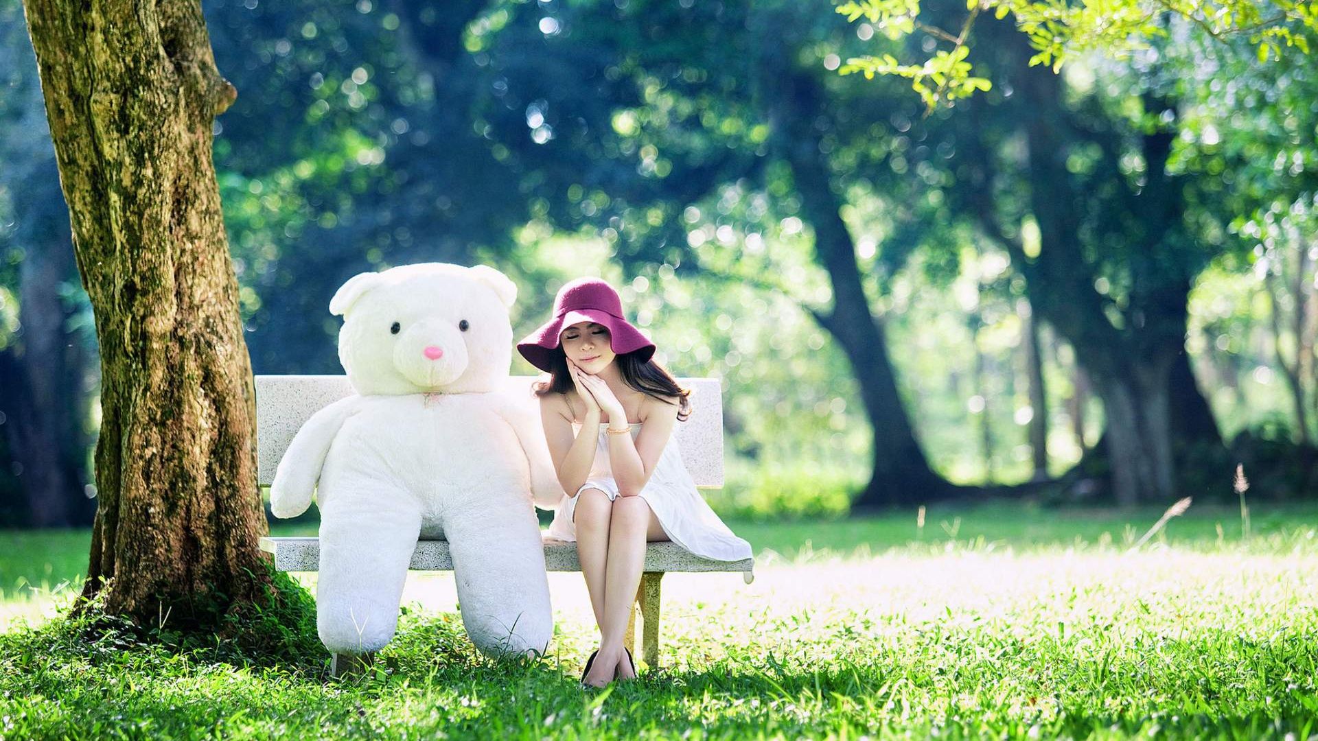 Wallpaper Large teddy bear and cute girl