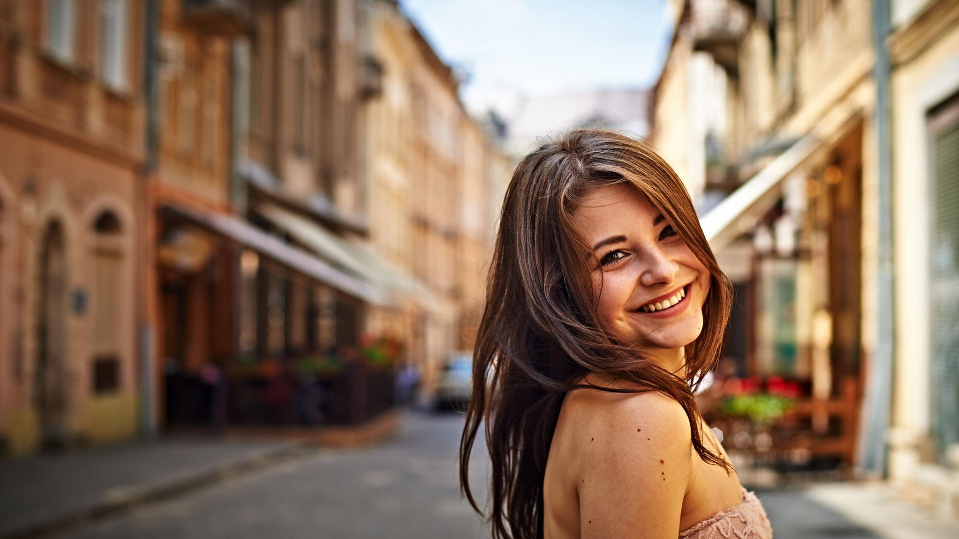 Wallpaper Woman, model, smiling face, street